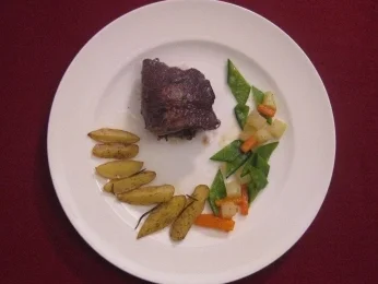 Rezept: Lammrücken gefüllt, an Rosmarin-Kartoffelspitzen und Frühlingsgemüse Lammrücken gefüllt, an Rosmarin-Kartoffelspitzen und Frühlingsgemüse - Rezept