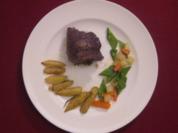 Lammrücken gefüllt, an Rosmarin-Kartoffelspitzen und Frühlingsgemüse - Rezept