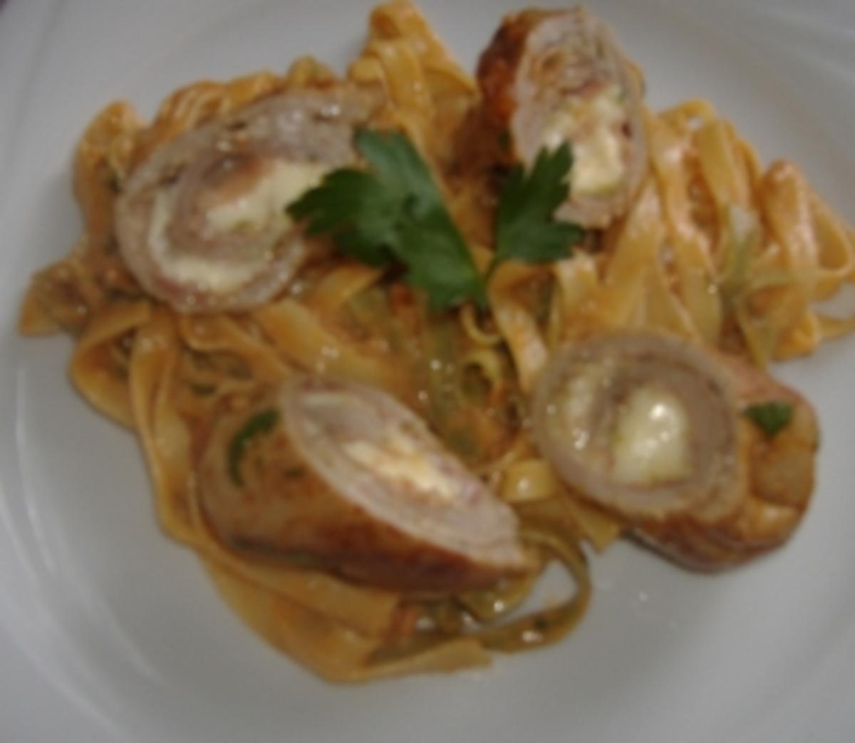 Gefüllte Kalbsröllchen mit Tomatenragout - Rezept - kochbar.de