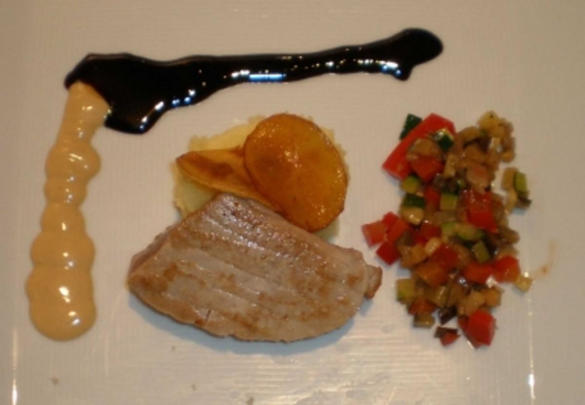 Tunfisch auf Rosmarinsoße an Ratatouille und Kartoffelpüree - Rezept