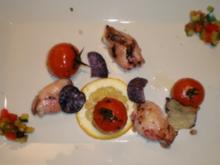 Gefüllte Calamaretti mit Ofentomaten und lila Kartoffelchips - Rezept