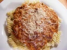 Hackfleischsauce mit Nudeln und Parmesan - Rezept
