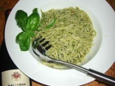 Rezept: Käse - Basilikum Pesto mit Spinatnudeln alla mama :D Käse - Basilikum Pesto mit Spinatnudeln alla mama :D - Rezept