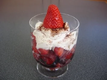 Rezept: Erdbeer- Waldfrucht-Tiramisu Erdbeer- Waldfrucht-Tiramisu - Rezept