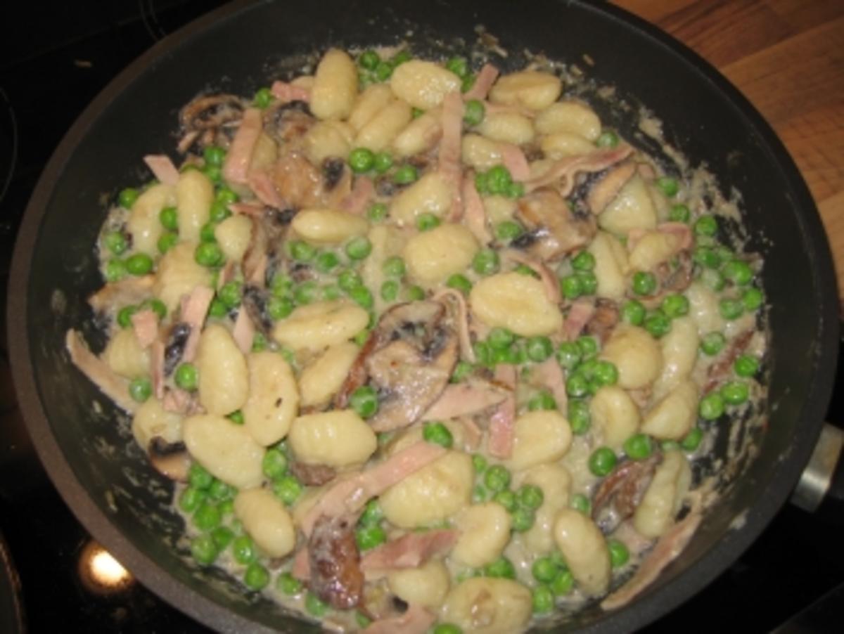 Gnocchi mit Erbsen, Pilzen und Champignons - Rezept - kochbar.de