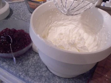 Rezept: Preisselbeer-Sahne-Torte Bild Nr. 5 Preisselbeer-Sahne-Torte - Rezept - Bild Nr. 5