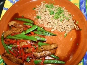 Schweinefleisch mit Zuckerschoten und Paprika im Wok - Rezept