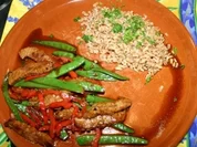 Schweinefleisch mit Zuckerschoten und Paprika im Wok - Rezept