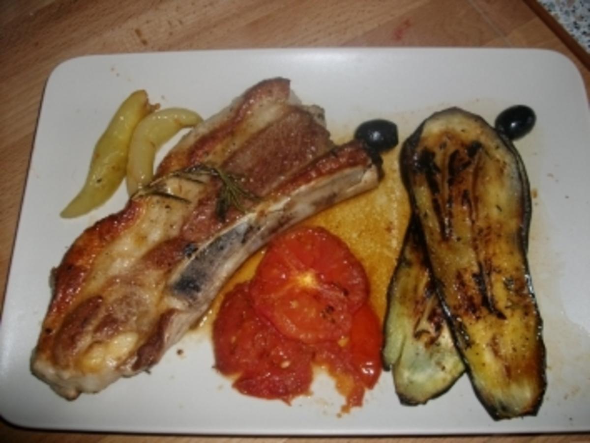 Rippchen mit gebratenen Auberginen und Tomaten - Rezept - kochbar.de