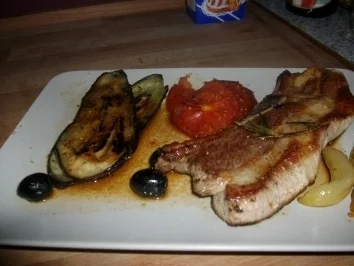 Rezept: Rippchen mit gebratenen Auberginen und Tomaten Bild Nr. 2 Rippchen mit gebratenen Auberginen und Tomaten - Rezept - Bild Nr. 2