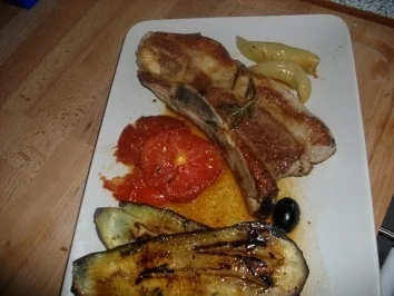 Rezept: Rippchen mit gebratenen Auberginen und Tomaten Bild Nr. 3 Rippchen mit gebratenen Auberginen und Tomaten - Rezept - Bild Nr. 3