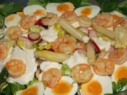 Bunter Spargelsalat mit Garnelen - Rezept