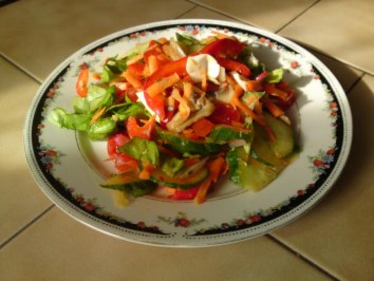 frischer Salat mit geschmorten Paprika und Champignons - Rezept