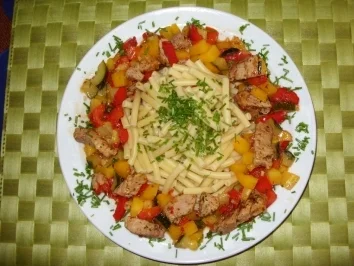 Rezept: Buntes Frühlingsgemüse mit Filetstückchen und Maccaronelli Buntes Frühlingsgemüse mit Filetstückchen und Maccaronelli - Rezept