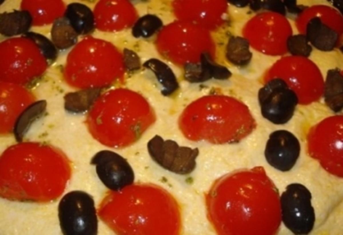 Pizza mit Maismehl , Pomodorini und Oliven - Rezept - Bild Nr. 6