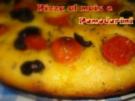 Pizza mit Maismehl , Pomodorini und Oliven - Rezept