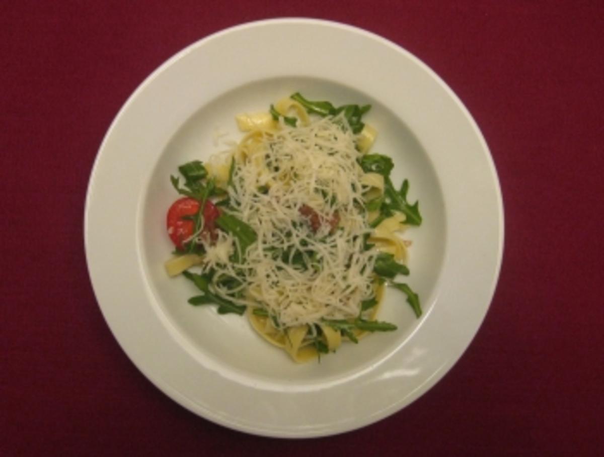 Salat von Tagliatelle mit Rucola und Pecorino - Rezept