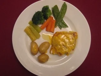 Zanderfilet an Riesling-Safransoße und sautierten Gemüsevariationen - Rezept