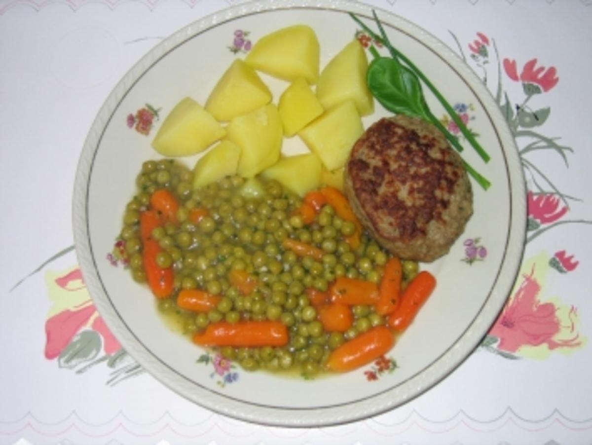 Hauptgericht: Fleischpflanzerln mit Karotten-Erbsen-Gemüse und Salzkartoffel - Rezept
