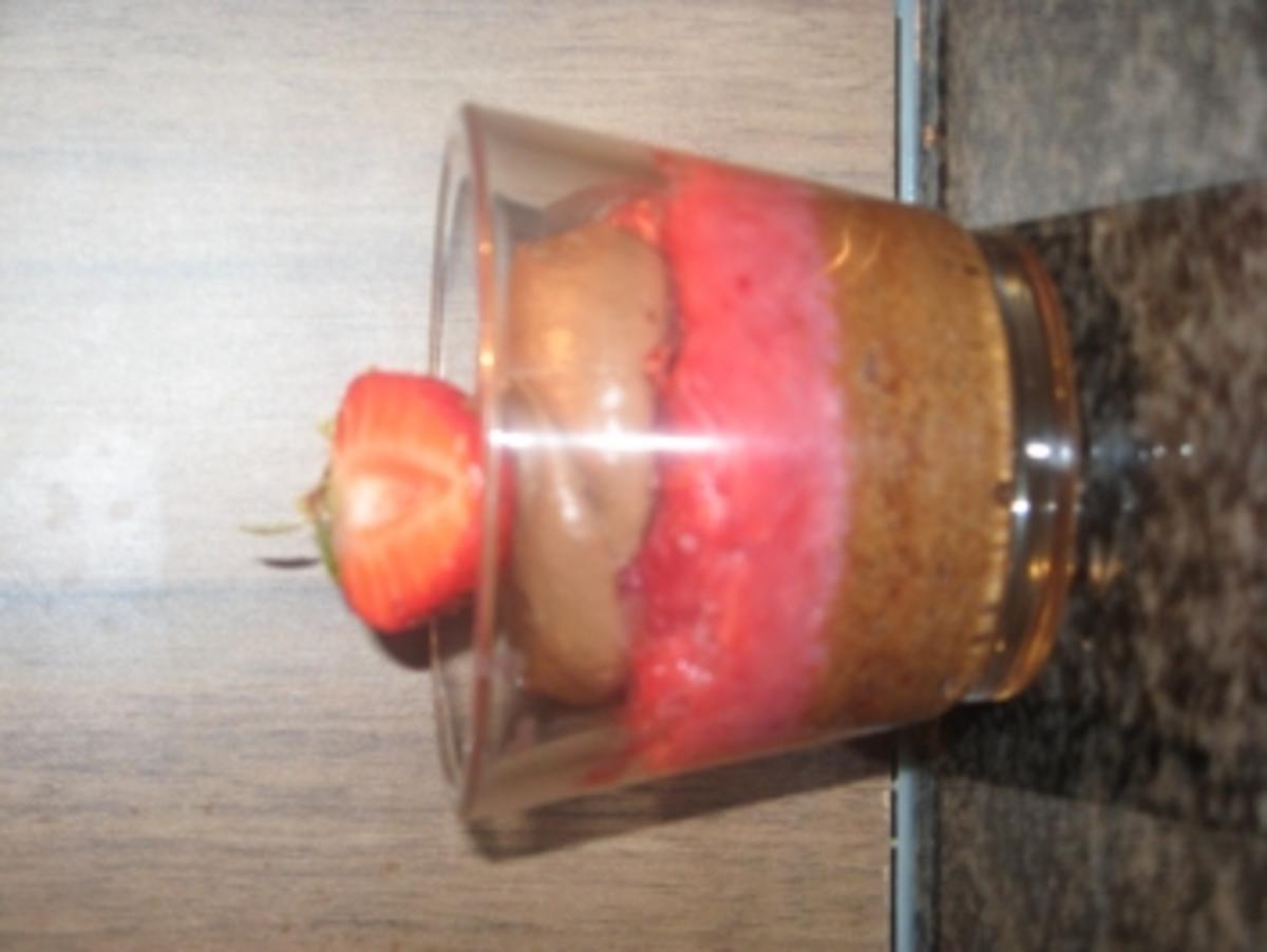 Schoko-Creme-Dessert mit Fruchtschicht - Rezept