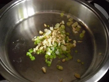 Blattspinat mit Parmesan und Pinienkernen - Rezept - Bild Nr. 3