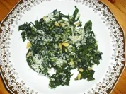 Blattspinat mit Parmesan und Pinienkernen - Rezept