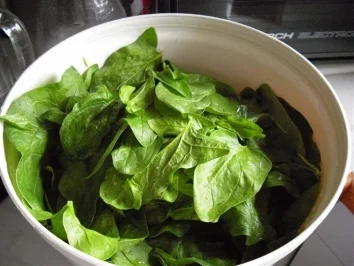 Blattspinat mit Parmesan und Pinienkernen - Rezept - Bild Nr. 2