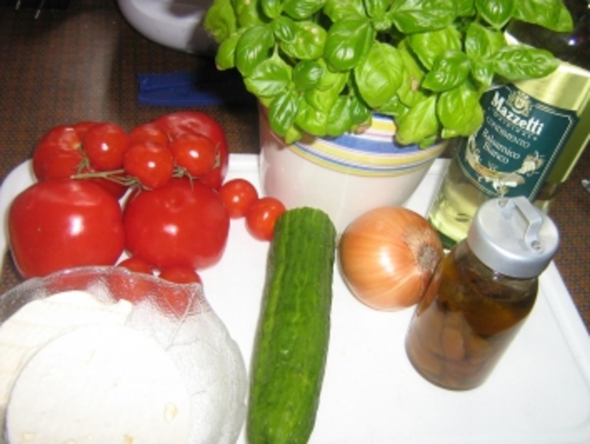 Tomaten- Gurkensalat mit Feta - Rezept