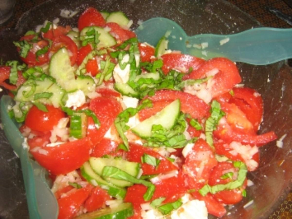 Tomaten- Gurkensalat mit Feta - Rezept - Bild Nr. 3