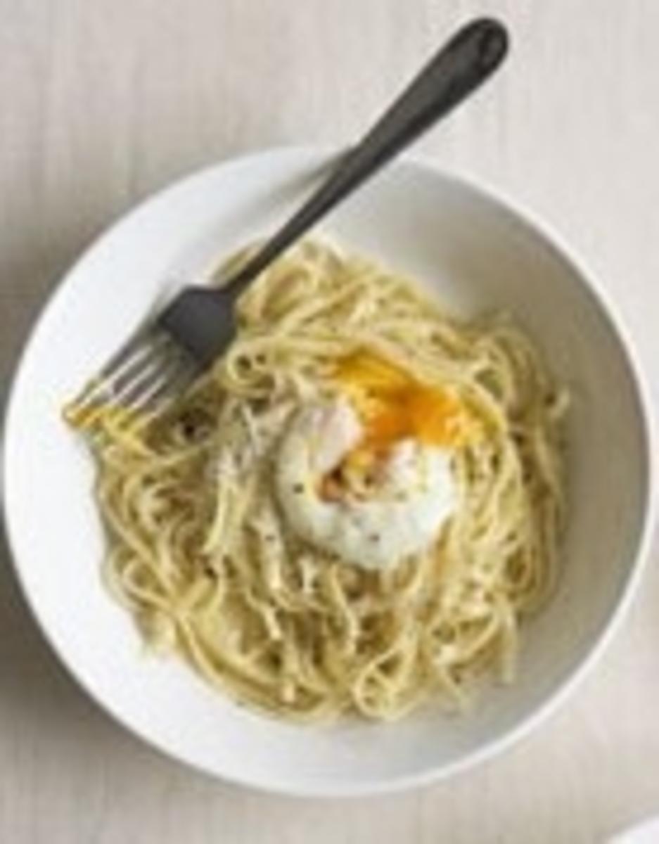 Linguini mit Poschiertem Ei, Pfeffer und Parmesan - Rezept