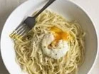 Linguini mit Poschiertem Ei, Pfeffer und Parmesan - Rezept