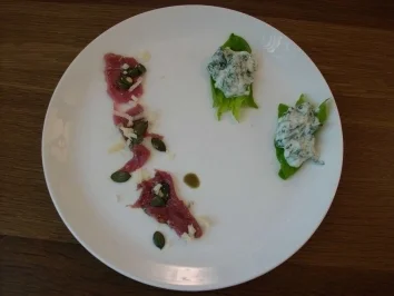 Rezept: Lammcarpaccio an Spinat mit Joghurt Lammcarpaccio an Spinat mit Joghurt - Rezept
