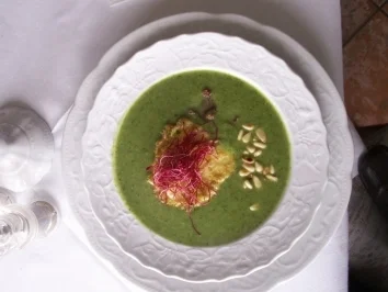 Rezept: Endiviensuppe mit Mozzarella im Sesammantel Endiviensuppe mit Mozzarella im Sesammantel - Rezept