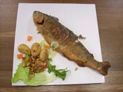 Gebratene Forelle mit Basilikum-Schaum an Salatblätter-Kartoffeln - Rezept