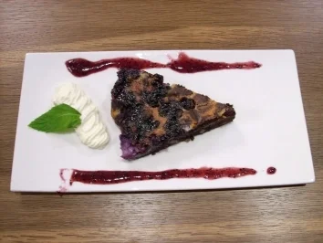 Käsekuchen-Brouwnie mit Macadamianuss und Blaubeeren - Rezept