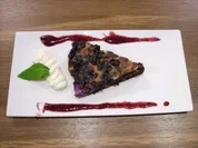 Käsekuchen-Brouwnie mit Macadamianuss und Blaubeeren - Rezept