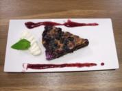 Käsekuchen-Brouwnie mit Macadamianuss und Blaubeeren - Rezept