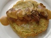 Lammrückenfilet auf Spargelküchlein mit Thymiansauce - Rezept