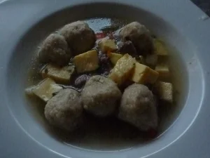 Rezept: Rindfleischsuppe mit Einlage Rindfleischsuppe mit Einlage - Rezept