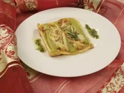 Rezept: Rhabarber-Tarte mit Ziegenkäserollen an Pinienkernen und Rosmarin Rhabarber-Tarte mit Ziegenkäserollen an Pinienkernen und Rosmarin - Rezept