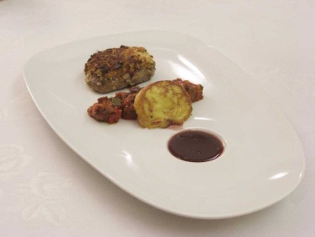 Rinderfilet mit Pininenkernkruste an Rotweinsauce, Kartoffelblinis und Ratatouille - Rezept