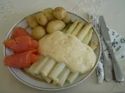 Spargel mit Klärchens Sosse, neuen Kartoffeln und Räucherlachs - Rezept