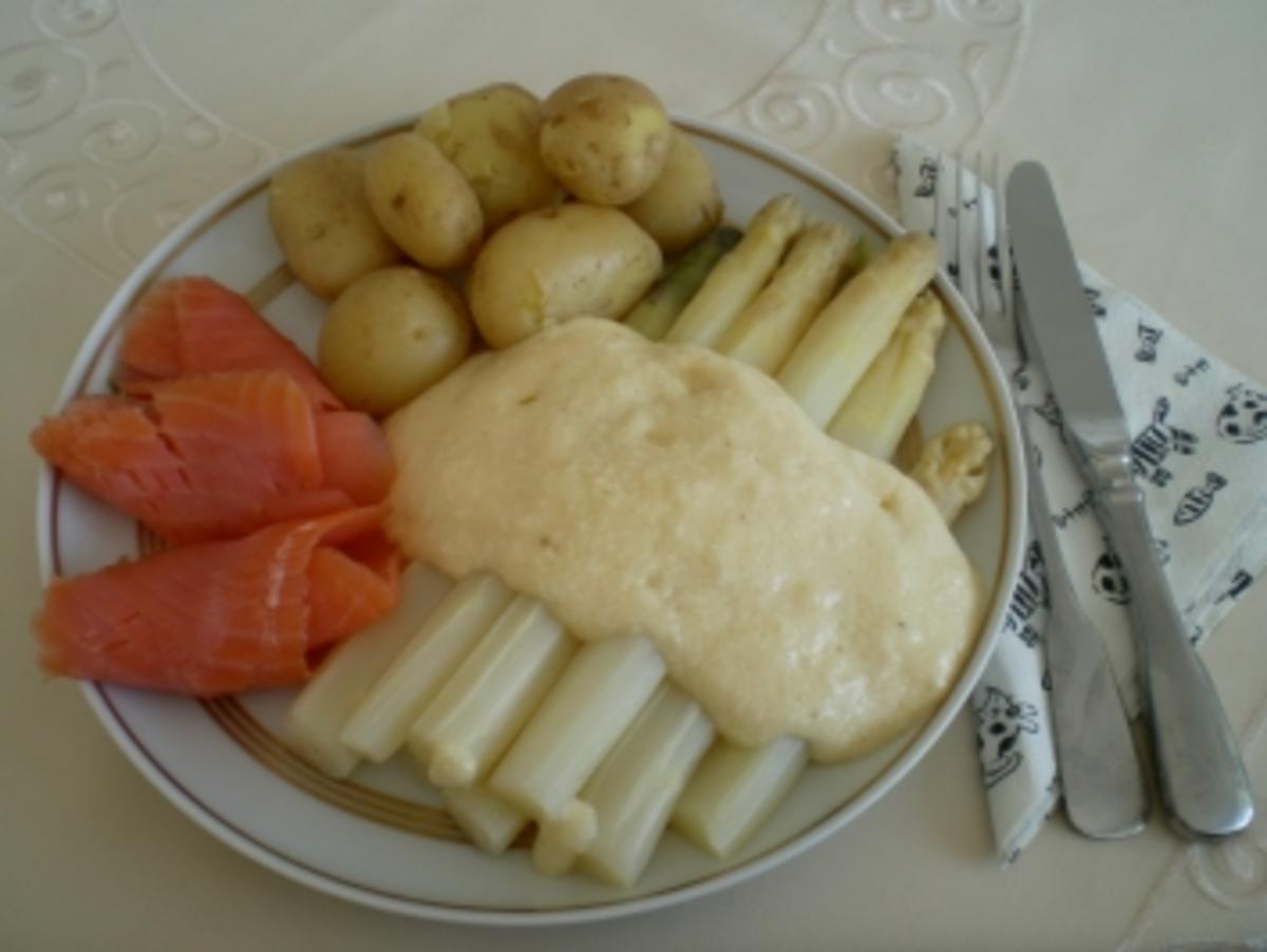 Spargel mit Klärchens Sosse, neuen Kartoffeln und Räucherlachs - Rezept
By Hillegatt