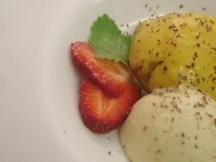 Schokoladen-Tonkabohnen-Mousse mit gebackenem Pfirsich - Rezept