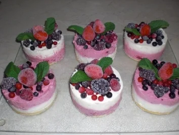 Waldbeerenmousse auf Holudersirupmousse Törtchen - Rezept