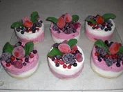 Waldbeerenmousse auf Holudersirupmousse Törtchen - Rezept