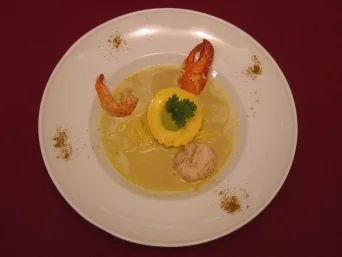 Rezept: Pot au feu von Curry und Zitronengras mit Hummer und Jakobsmuschel Pot au feu von Curry und Zitronengras mit Hummer und Jakobsmuschel - Rezept