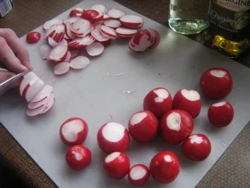 Rezept: Radieschensalat mit Feta und schwarzen Oliven Bild Nr. 3 Radieschensalat mit Feta und schwarzen Oliven - Rezept - Bild Nr. 3