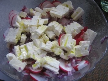 Rezept: Radieschensalat mit Feta und schwarzen Oliven Bild Nr. 5 Radieschensalat mit Feta und schwarzen Oliven - Rezept - Bild Nr. 5