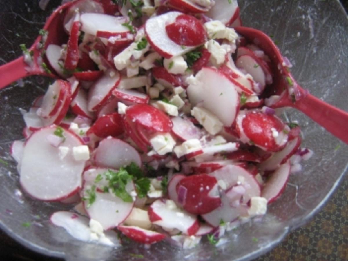 Radieschensalat mit Feta und schwarzen Oliven - Rezept - kochbar.de